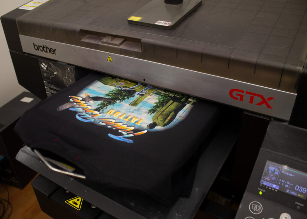 Op deze foto zie je de fullcolour bedrukking direct op textiel. Nu nog door de warmtetunnel en onder de hittepers zodat het ontwerp goed gefixeerd is en lekker zacht aanvoelt.